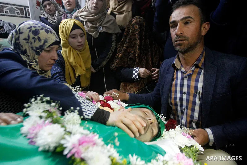 Palestinians carry the body of Abdulfattah Shareef during his funeral in the West Bank city of Hebron May 28 2016. Shareef was shoot dead by Israeli soldiers after he stabbed a soldier in Hebron, army said, a video taken...