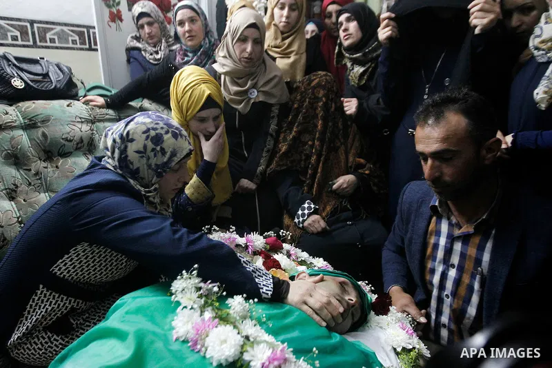 Palestinians carry the body of Abdulfattah Shareef during his funeral in the West Bank city of Hebron May 28 2016. Shareef was shoot dead by Israeli soldiers after he stabbed a soldier in Hebron, army said, a video taken...