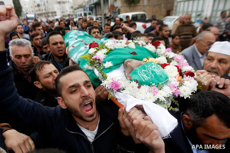 Palestinians carry the body of Abdulfattah Shareef during his funeral in the West Bank city of Hebron May 28 2016. Shareef was shoot dead by Israeli soldiers after he stabbed a soldier in Hebron, army said, a video taken...