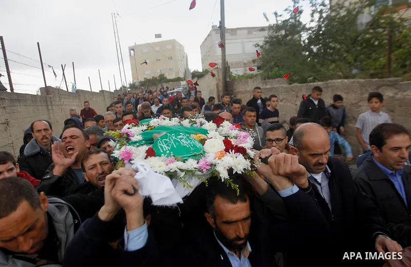Palestinians carry the body of Abdulfattah Shareef during his funeral in the West Bank city of Hebron May 28 2016. Shareef was shoot dead by Israeli soldiers after he stabbed a soldier in Hebron, army said, a video taken...