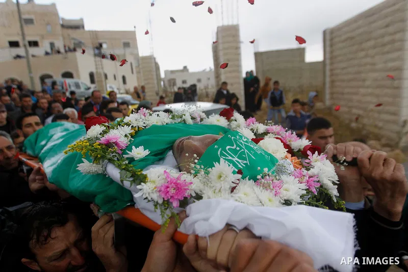 Palestinians carry the body of Abdulfattah Shareef during his funeral in the West Bank city of Hebron May 28 2016. Shareef was shoot dead by Israeli soldiers after he stabbed a soldier in Hebron, army said, a video taken...