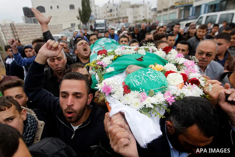 Palestinians carry the body of Abdulfattah Shareef during his funeral in the West Bank city of Hebron May 28 2016. Shareef was shoot dead by Israeli soldiers after he stabbed a soldier in Hebron, army said, a video taken...