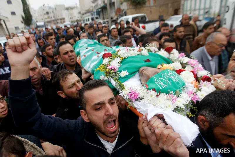 Palestinians carry the body of Abdulfattah Shareef during his funeral in the West Bank city of Hebron May 28 2016. Shareef was shoot dead by Israeli soldiers after he stabbed a soldier in Hebron, army said, a video taken...