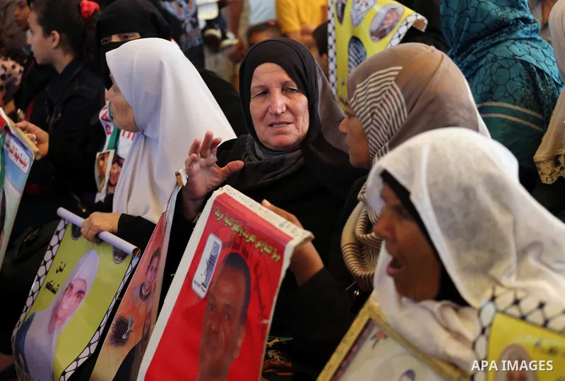 Palestinians take part in a protest demanding release the prisoners in Israeli jails, in front of Red cross office, in Gaza city, on May 30, 2016. Photo by Mohammed Asad