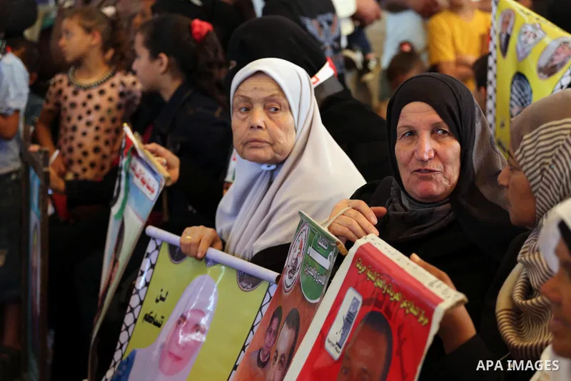 Palestinians take part in a protest demanding release the prisoners in Israeli jails, in front of Red cross office, in Gaza city, on May 30, 2016. Photo by Mohammed Asad