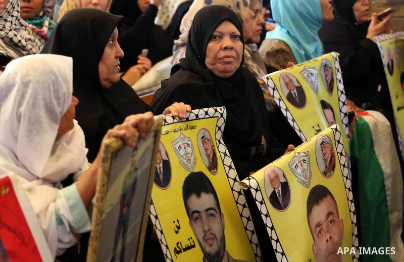 Palestinians take part in a protest demanding release the prisoners in Israeli jails, in front of Red cross office, in Gaza city, on May 30, 2016. Photo by Mohammed Asad