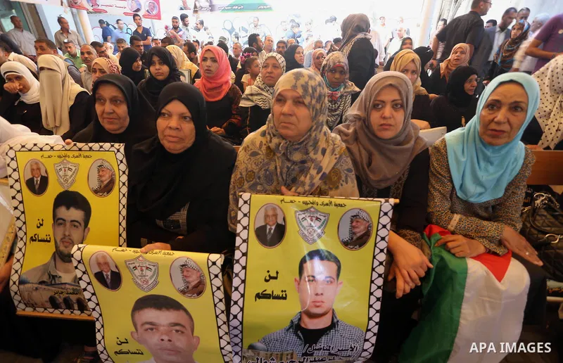 Palestinians take part in a protest demanding release the prisoners in Israeli jails, in front of Red cross office, in Gaza city, on May 30, 2016. Photo by Mohammed Asad
