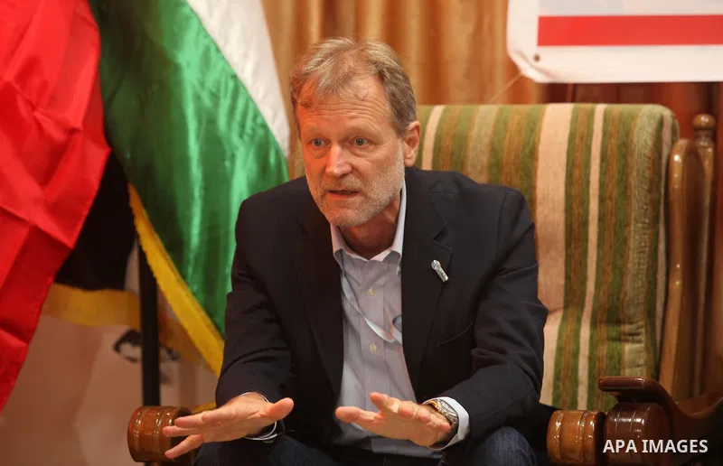 Gerald Rockenschaub, Head of the WHO office in the occupied Palestinian territories visits al-Shifa hospital in Gaza City, on May 30, 2016. Photo by Ashraf Amra