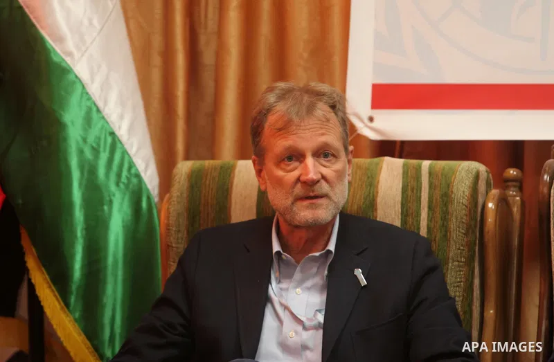 Gerald Rockenschaub, Head of the WHO office in the occupied Palestinian territories visits al-Shifa hospital in Gaza City, on May 30, 2016. Photo by Ashraf Amra