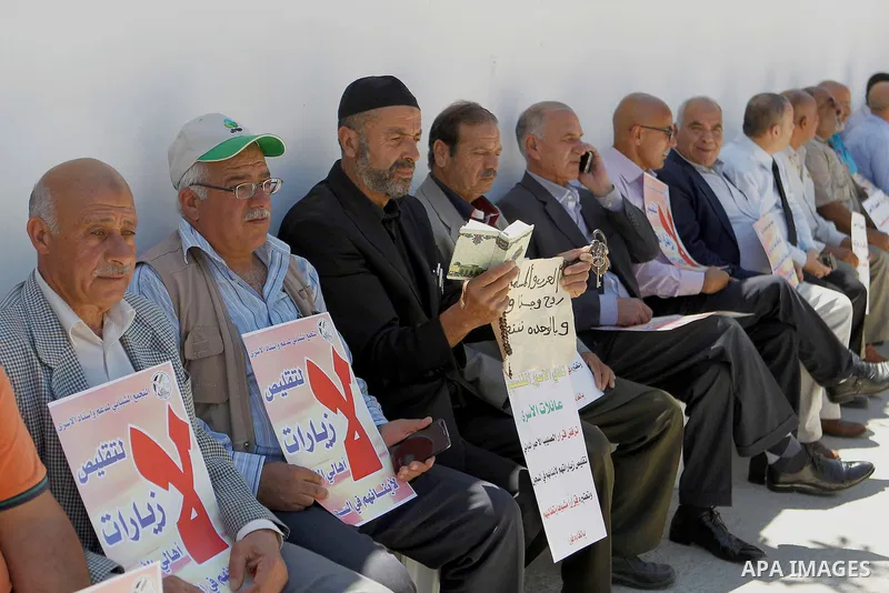 Palestinians take part in a protest to solidarity with the prisoners in Israeli jails, in front of Red cross office, in the West Bank city of Hebron, on May 30, 2016. Photo by Wisam Hashlamoun