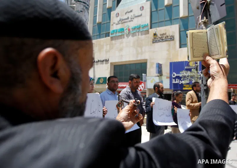 Palestinian journalists take part in a protest demanding the released for their colleague, Tareq Abu Zaid, the Journalist of Al-Aqsa TV, detained by Palestinian Authority, in the West bank city of Hebron, on May 30, 2016...