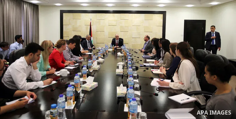 Palestinian Prime Minister Rami Hamdallah meets with US student delegation, in the West Bank city of Ramallah, on May 30, 2016. Photo by Prime Minister Office