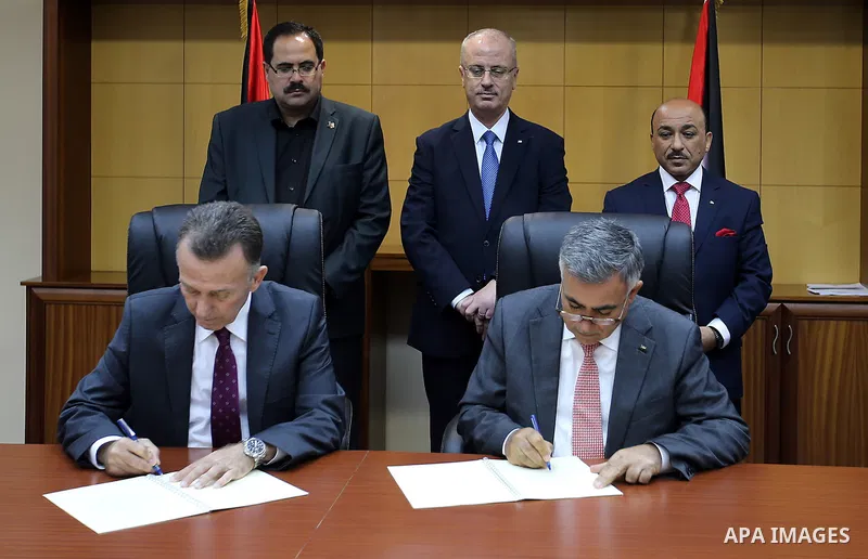 Palestinian Prime minister Rami Hamdallah attends the Signing an agreement between the Ministries of Local Government and Education and Islamic Bank, in the West bank city of Ramallah on May 31, 2016. Photo by Prime Mini...