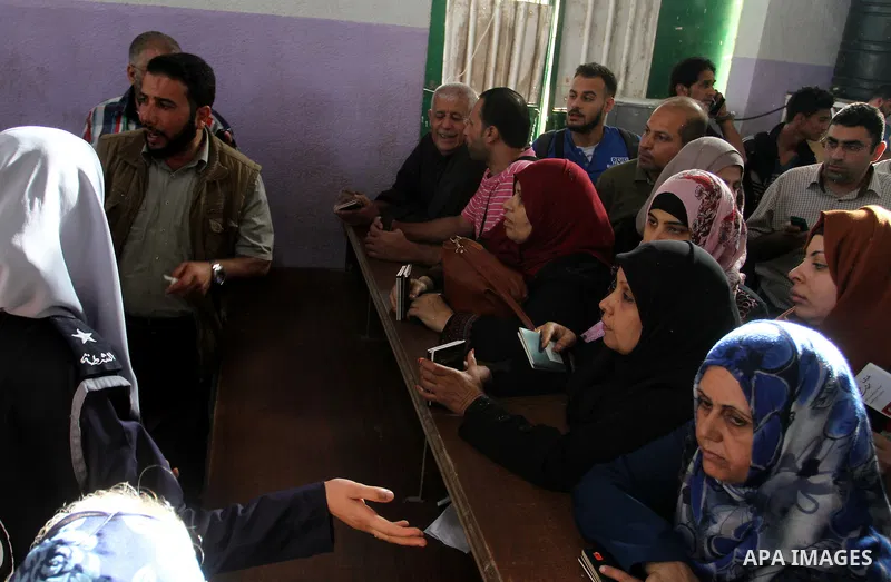 Palestinians wait for travel permits to cross into Egypt through the Rafah border crossing after it was opened for four days by Egyptian authorities, in the southern Gaza Strip June 1, 2016. Photo by Abed Rahim Khatib