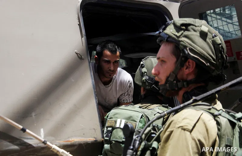 Israeli troops detain a Palestinian man, who the Israeli military said he was throw a molotov cocktail towards Israeli troops, in the West Bank city of Hebron 01 June 2016. Photo by Wisam Hashlamoun