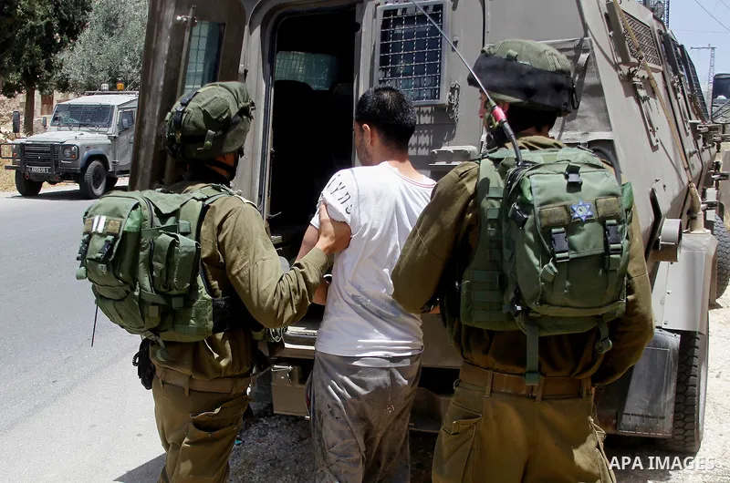 Israeli troops detain a Palestinian man, who the Israeli military said he was throw a molotov cocktail towards Israeli troops, in the West Bank city of Hebron 01 June 2016. Photo by Wisam Hashlamoun