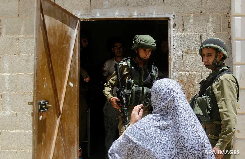 A Palestinian woman argues with Israeli troops during a Palestinian man was detain by Israeli troops who the Israeli military said that he was throw a molotov cocktail, in the West Bank city of Hebron 01 June 2016. Photo...