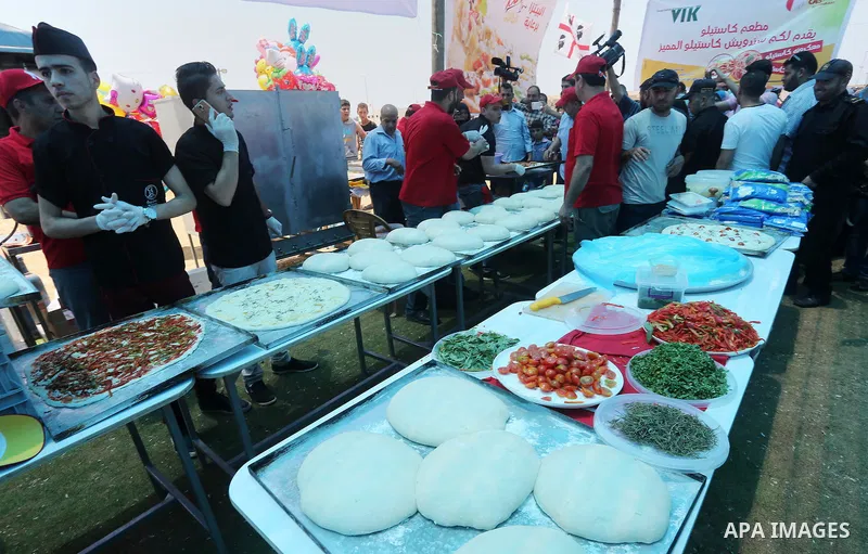 Italian chefs teach Palestinian chefs to make pizza and pasta during a food exhibition organized by Italian center for cultural exchange (VIK) and Palestinian ministry of culture, at the seaport of Gaza City, on 01 June...
