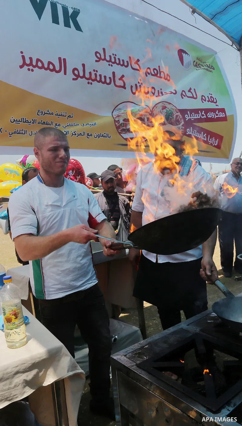 Italian chefs teach Palestinian chefs to make pizza and pasta during a food exhibition organized by Italian center for cultural exchange (VIK) and Palestinian ministry of culture, at the seaport of Gaza City, on 01 June...