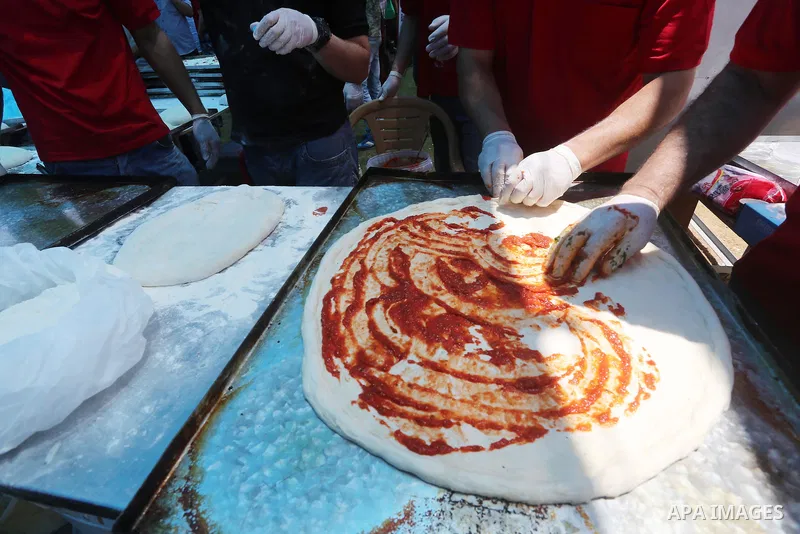 Italian chefs teach Palestinian chefs to make pizza and pasta during a food exhibition organized by Italian center for cultural exchange (VIK) and Palestinian ministry of culture, at the seaport of Gaza City, on 01 June...