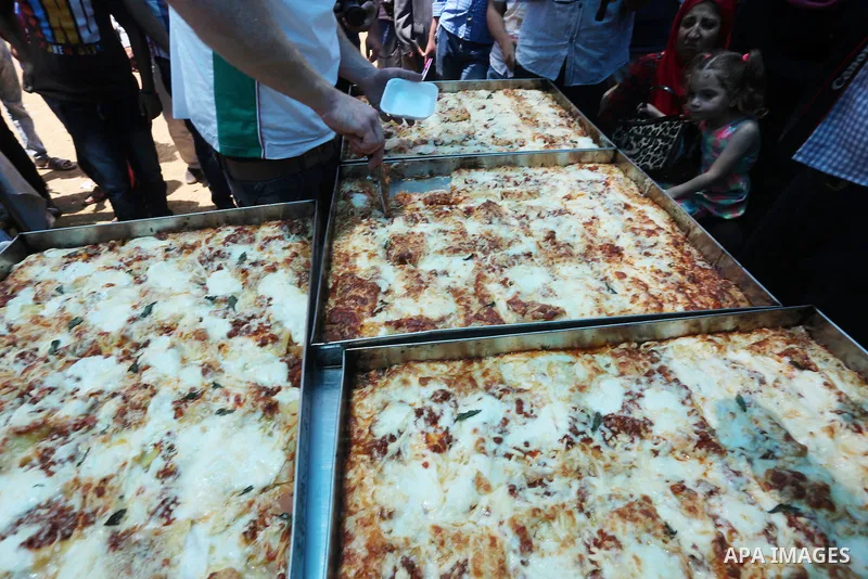 Italian chefs teach Palestinian chefs to make pizza and pasta during a food exhibition organized by Italian center for cultural exchange (VIK) and Palestinian ministry of culture, at the seaport of Gaza City, on 01 June...