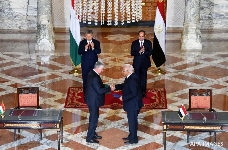 Egyptian President Abdel-Fattah al-Sisi and Hungarian Prime Minister Viktor Orban attend the signature of cooperation at the presidential palace in Cairo, Egypt, on June 1, 2016. Photo by Egyptian President Office