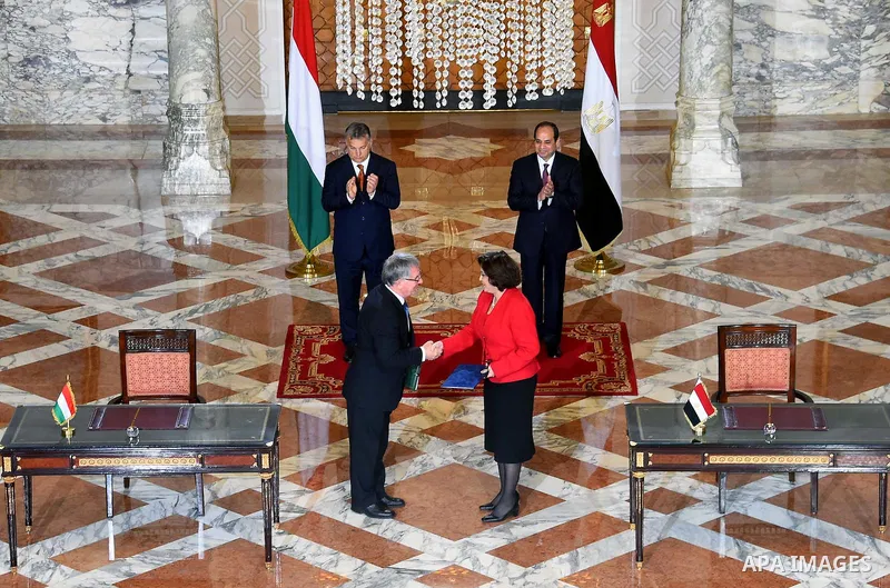 Egyptian President Abdel-Fattah al-Sisi and Hungarian Prime Minister Viktor Orban attend the signature of cooperation at the presidential palace in Cairo, Egypt, on June 1, 2016. Photo by Egyptian President Office