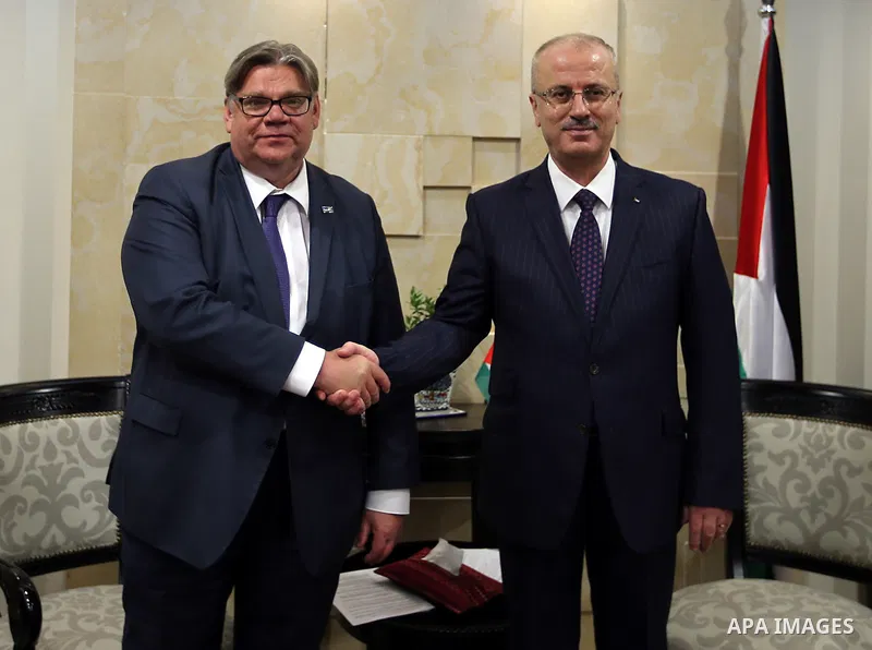 Palestinian Prime Minister Rami Hamdallah meets with a Finish Foreign Minister Timo Soini, in the West Bank city of Ramallah, on June 2, 2016. Photo by Prime Minister Office