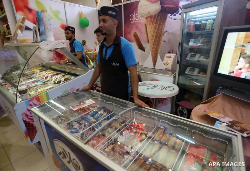 Palestinians take part in an exhibition of the Palestinian food, in Gaza city, on June 2, 2016. Photo by Mohammed Asad