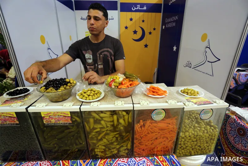Palestinians take part in an exhibition of the Palestinian food, in Gaza city, on June 2, 2016. Photo by Mohammed Asad