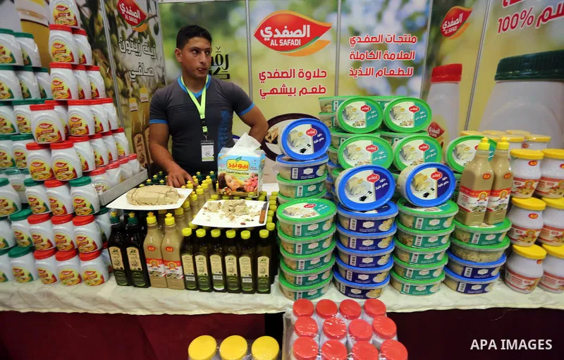 Palestinians take part in an exhibition of the Palestinian food, in Gaza city, on June 2, 2016. Photo by Mohammed Asad