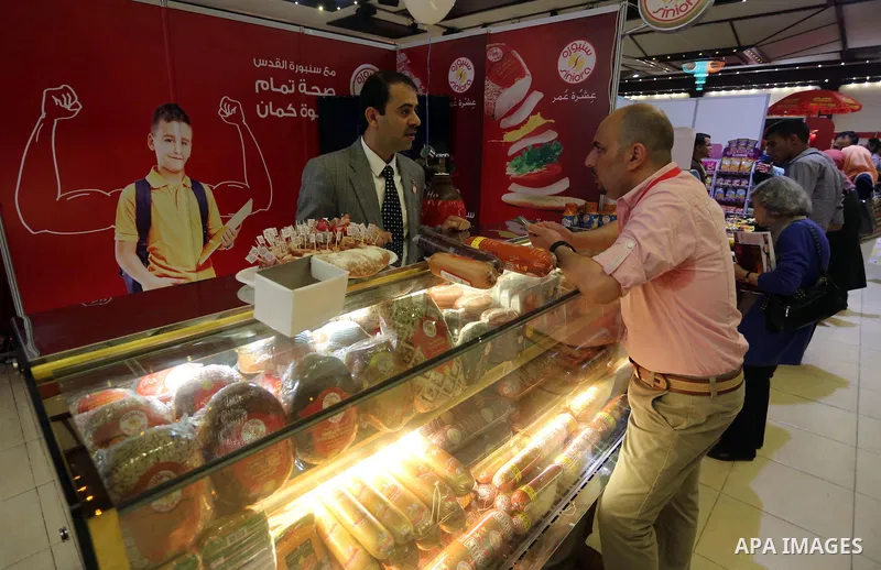 Palestinians take part in an exhibition of the Palestinian food, in Gaza city, on June 2, 2016. Photo by Mohammed Asad