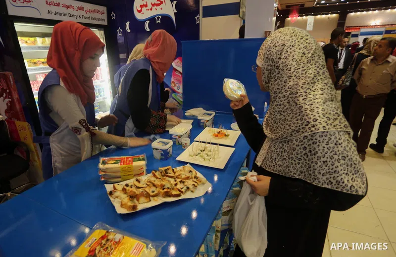 Palestinians take part in an exhibition of the Palestinian food, in Gaza city, on June 2, 2016. Photo by Mohammed Asad