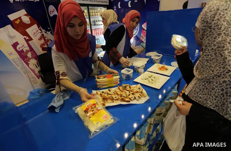 Palestinians take part in an exhibition of the Palestinian food, in Gaza city, on June 2, 2016. Photo by Mohammed Asad