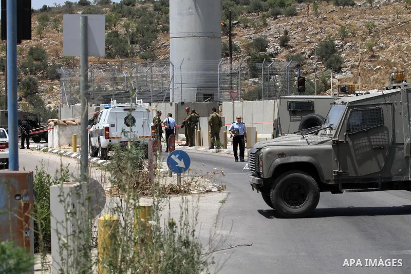 Israeli security forces inspect the scene of a stabbing attack at a checkpoint near the West Bank city of Tulkarem on June 2, 2016. A female Palestinian tried to stab an Israeli soldier near of Tulkarem and was shot dead...