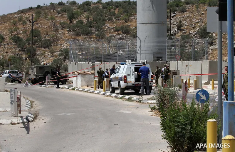 Israeli security forces inspect the scene of a stabbing attack at a checkpoint near the West Bank city of Tulkarem on June 2, 2016. A female Palestinian tried to stab an Israeli soldier near of Tulkarem and was shot dead...