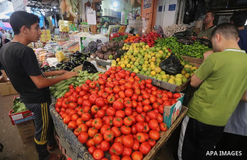 Palestinians shop at a market on the first day of the Ramadan, in Gaza city, on June 6, 2016 as the faithful prepare to start fasting. More than 1.5 billion Muslims around the world will start to celebrate Ramadan the fi...