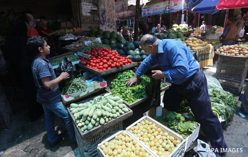 Palestinians shop at a market on the first day of the Ramadan, in Gaza city, on June 6, 2016 as the faithful prepare to start fasting. More than 1.5 billion Muslims around the world will start to celebrate Ramadan the fi...