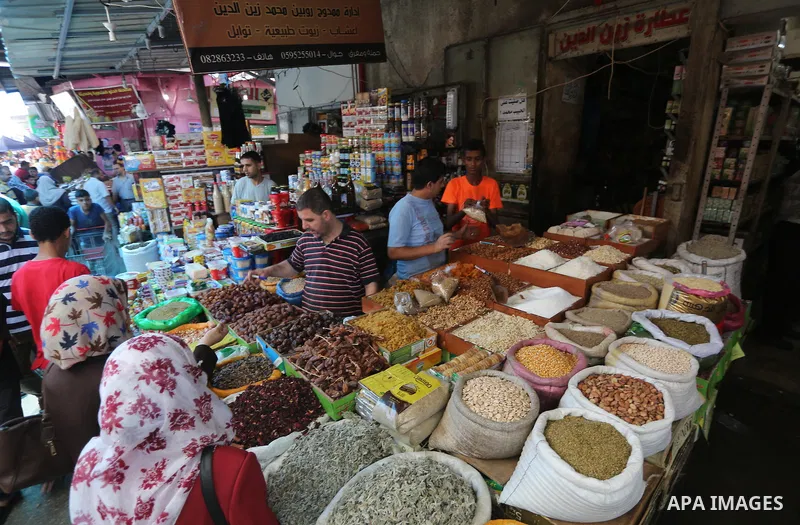 Palestinians shop at a market on the first day of the Ramadan, in Gaza city, on June 6, 2016 as the faithful prepare to start fasting. More than 1.5 billion Muslims around the world will start to celebrate Ramadan the fi...