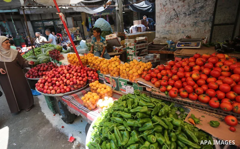 Palestinians shop at a market on the first day of the Ramadan, in Gaza city, on June 6, 2016 as the faithful prepare to start fasting. More than 1.5 billion Muslims around the world will start to celebrate Ramadan the fi...