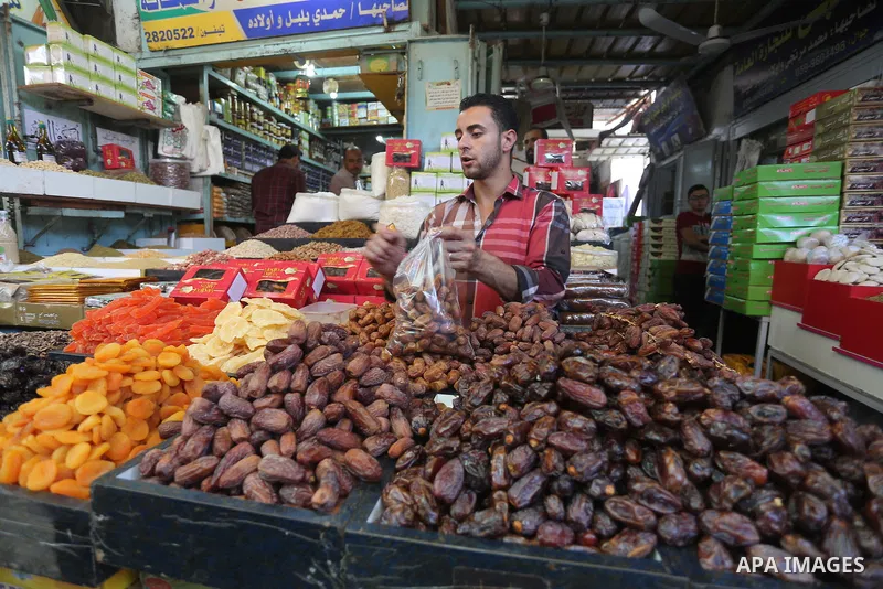 Palestinians shop at a market on the first day of the Ramadan, in Gaza city, on June 6, 2016 as the faithful prepare to start fasting. More than 1.5 billion Muslims around the world will start to celebrate Ramadan the fi...
