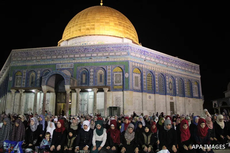 Palestinian Muslim worshipers perform "Taraweeh", nightly prayer of the month of Ramadan, in front of the Dome of the Rock mosque, in Jerusalem's old city on June 08, 2016. Ramadan is sacred to Muslims because it is duri...
