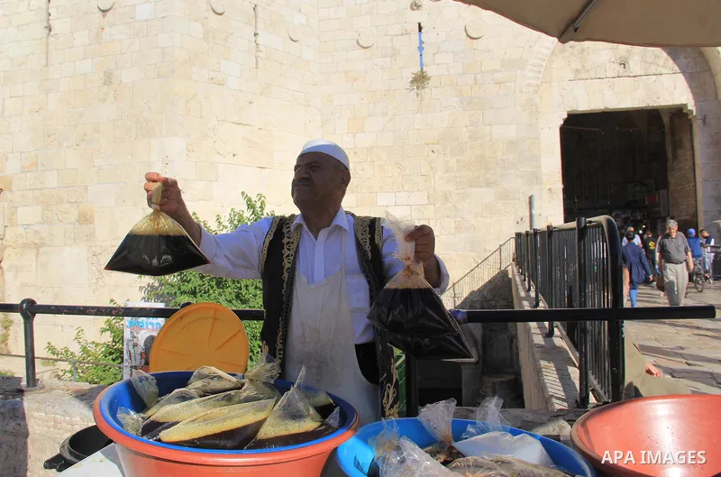 Palestinians shop at the Al-Aqsa Mosque, in Jerusalem, on June 9, 2016. Photo by Mahfouz Abu Turk