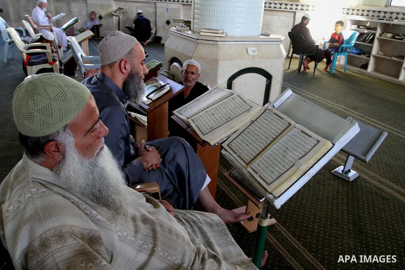 Palestinian Muslims read the holy Koran, Islam's holy book, at a Mosque during the Muslim holy fasting month of Ramadan in Rafah in the southern Gaza strip, on June 9, 2016. Photo by Abed Rahim Khatib