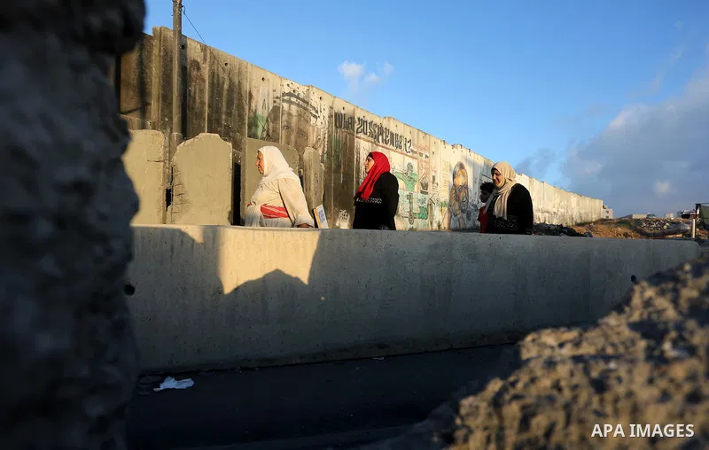 Palestinians walk towards the Qalandia checkpoint, a main crossing point between the West Bank city of Ramallah and Jerusalem on June 10, 2016, as they head to Jerusalem's Al-Aqsa mosque for the first Friday prayer of th...