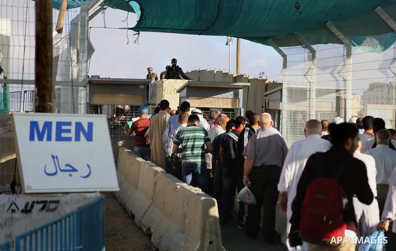 Palestinians walk towards the Qalandia checkpoint, a main crossing point between the West Bank city of Ramallah and Jerusalem on June 10, 2016, as they head to Jerusalem's Al-Aqsa mosque for the first Friday prayer of th...