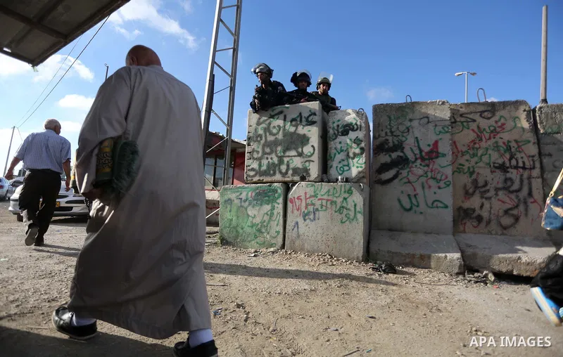 Palestinians walk towards the Qalandia checkpoint, a main crossing point between the West Bank city of Ramallah and Jerusalem on June 10, 2016, as they head to Jerusalem's Al-Aqsa mosque for the first Friday prayer of th...