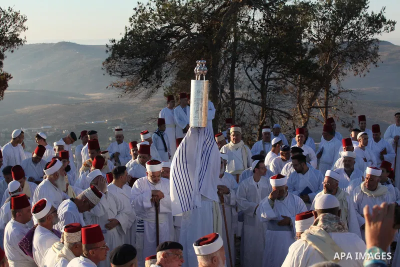Members of the Samaritan sect take part in a traditional pilgrimage marking the holiday of Shavuot, atop Mount Gerizim near the West Bank city of Nablus early June 12, 2016. Photo by Nedal Eshtayah