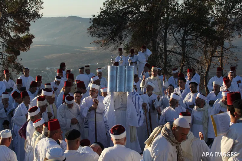 Members of the Samaritan sect take part in a traditional pilgrimage marking the holiday of Shavuot, atop Mount Gerizim near the West Bank city of Nablus early June 12, 2016. Photo by Nedal Eshtayah