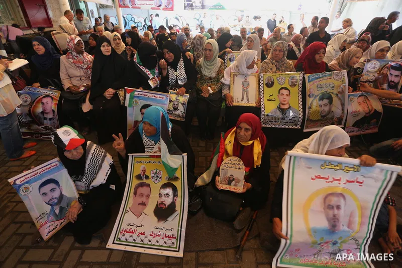 Palestinians take part in a protest demanding release the prisoners in Israeli jails, in front of Red cross office, in Gaza city, on June 13, 2016. Photo by Mohammed Asad